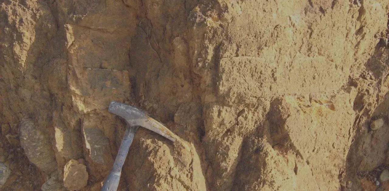 Geologist hammer on an outcrop during a CIG2 geotechnical field study in Colombia